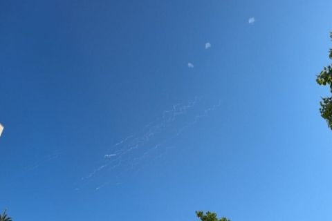 Jejak asap rudal terlihat di langit Tel Aviv