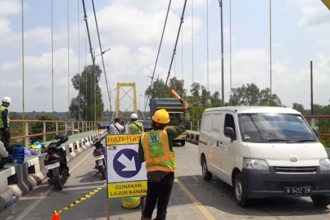 Sistem buka tutup diberlakukan saat perbaikan Jembatan Barito