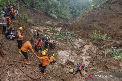 Longsor timbun dua orang petani di Tasikmalaya