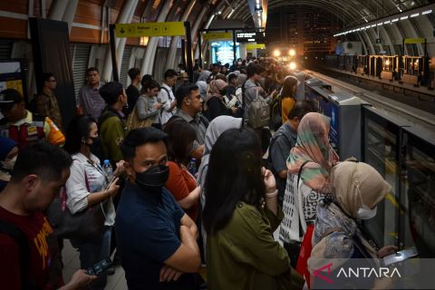 Pengguna transportasi publik saat HUT Bhayangkara di Jakarta hanya bayar satu rupiah