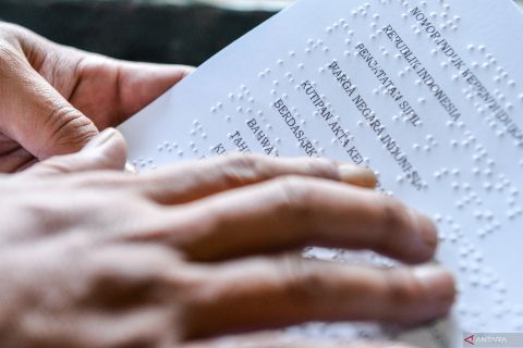 Pertama kalinya di Indonesia, akte kelahiran dengan huruf braille di Bandung