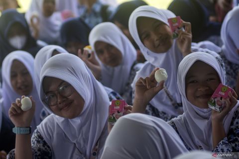 Cegah stunting dengan program makan telur dan minum susu di Bandung Barat