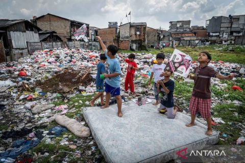 Beginilah potret kehidupan di Jakarta yang masih menghadapi persoalan sampah