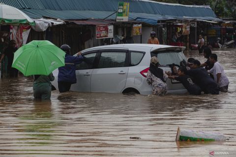 Hujan deras, sejumlah jalanan di Batam terendam banjir