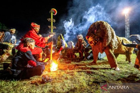 Pementasan kesenian Bantengan untuk promosi desa wisata di Malang