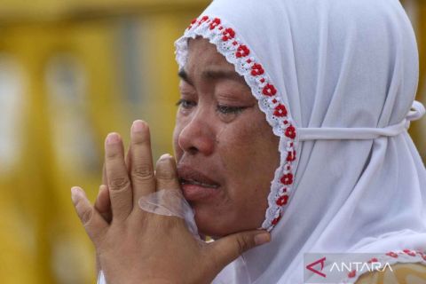 Isak tangis warnai doa dan tabur bunga untuk korban kapal tenggelam yang belum ditemukan