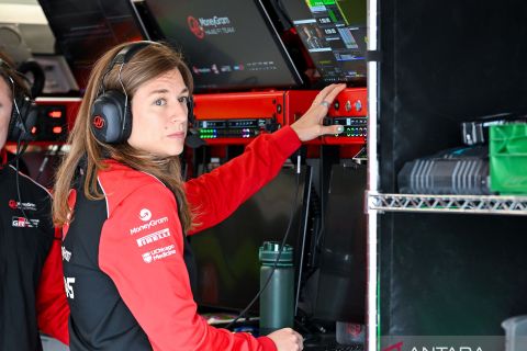 Melihat aksi Laura Mueller, wanita pertama dalam sejarah yang menjadi teknisi balap di F1