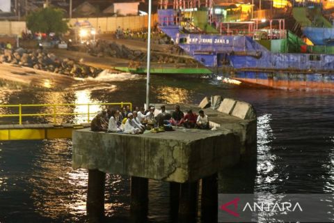 Keluarga korban KMP Tunu Pratama Jaya gelar doa di Dermaga Ketapang