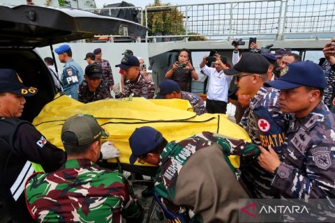 Evakuasi jenazah penumpang KMP Tunu Pratama