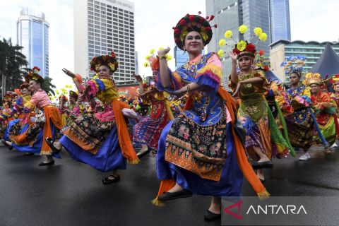 Ribuan penari tampil dalam pertunjukan kolosal budaya di Bundaran HI Jakarta