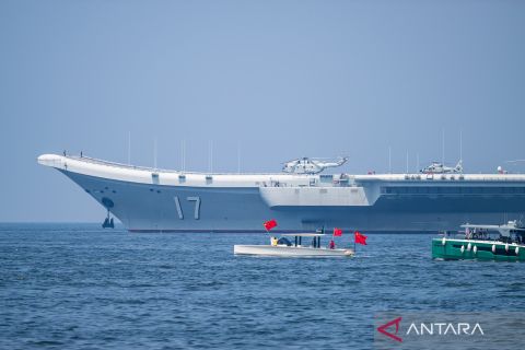 Momen langka, warga lepas keberangkatan kapal induk Shandong PLA dari perairan Hong Kong