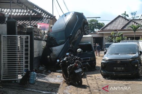 Beginilah suasana dampak pascabanjir di Mataram, mobil bertumpuk dan ribuan warga mengungsi