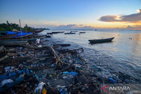 Menyedihkan, Pantai Muara Siberut Mentawai yang indah dicemari sampah rumah tangga