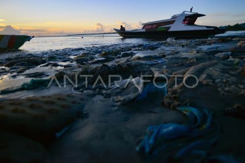 Sampah di pantai Muara Siberut Mentawai