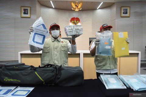 KPK tunjukkan barang bukti kasus pengadaan mesin EDC BRI