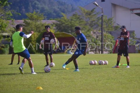 Latihan perdana Semen Padang FC