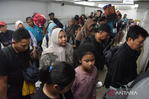 Melihat keramaian arus balik masa liburan sekolah di Stasiun Pasar Senen