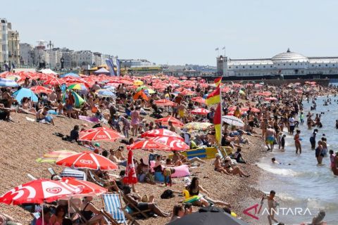 Gelombang panas hantam Inggris, ratusan warga serbu pantai