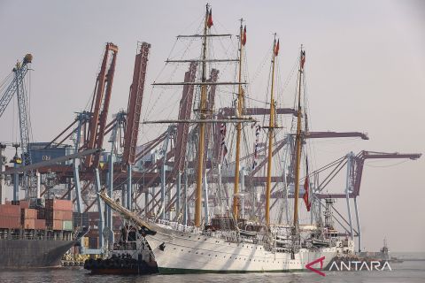 Melihat megahnya Kapal Latih Angkatan Laut Cile Esmeralda di Tanjung Priok