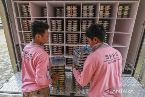 SPPG Polri bagikan makanan bergizi gratis ke ribuan siswa penerima manfaat di Kendari