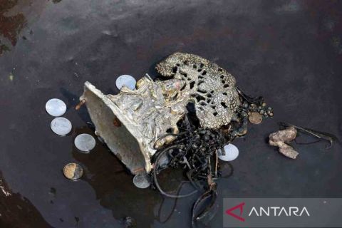 Memburu koin dan benda berharga di Sungai Yamuna