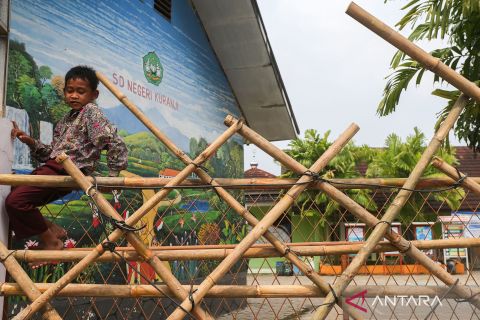 SD Negeri Kuranji ditutup bambu, aktifitas belajar siswa terganggu