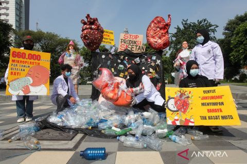 Bawa boneka bayi raksasa, aktivis lingkungan gelar aksi tolak penggunaan plastik sekali pakai