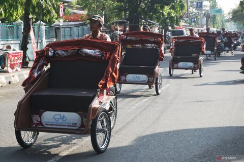Tukang becak lansia di Pekalongan sumringah mendapat bantuan becak listrik gratis dari Presiden Prabowo