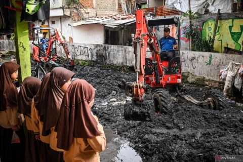 Pengerukan sedimentasi Kali Krukut antisipasi banjir