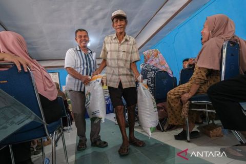 Distribution of rice reserves to control price fluctuations