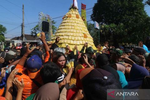 Tradisi bersih desa di bulan Suro diwarnai dengan pesta gunungan tahu khas Kediri