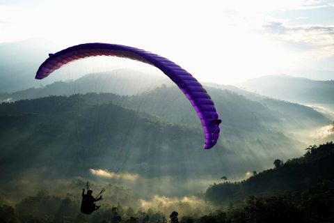 Berwisata sambil menikmati keindahan puncak Gunung Sani-Sani di Kolaka dengan wisata paralayang
