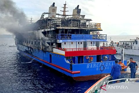 Kapal Motor Barcelona 5 terbakar di perairan Sulut