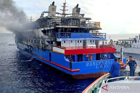 Evakuasi korban terbakarnya KM Barcelona 5