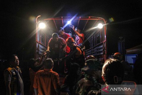 Tiga orang tewas, ratusan penumpang dievakuasi dalam musibah kebakaran KM Barcelona 5