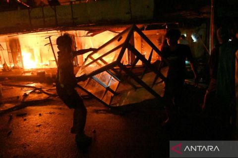 Kebakaran landa pasar terbesar di Palu, puluhan lapak hangus terbakar