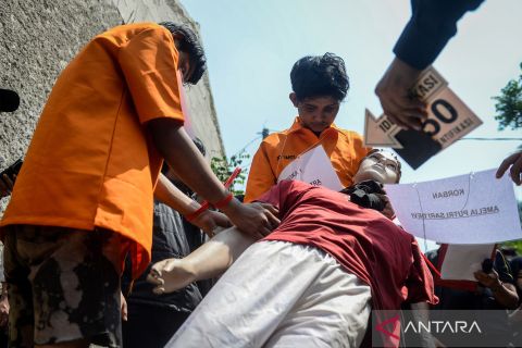 Melihat rekonstruksi kasus pembunuhan wanita terborgol di Tangerang