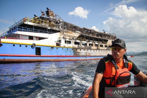 Melihat kondisi terkini KM Barcelona 5 yang terbakar di perairan Talise