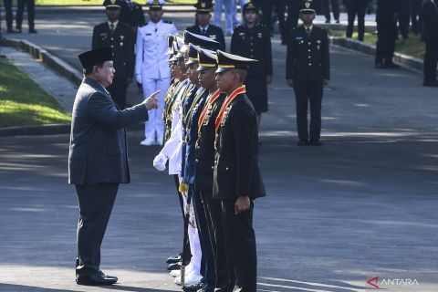 Presiden Prabowo Subianto melantik dan mengambil sumpah dua ribu calon perwira remaja dalam Upacara Prasetya Perwira