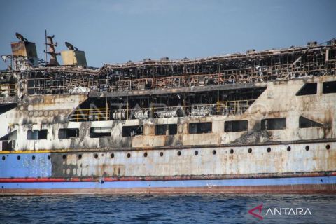 Kondisi terkini KM Barcelona V pasca terbakar di Pantai Talise