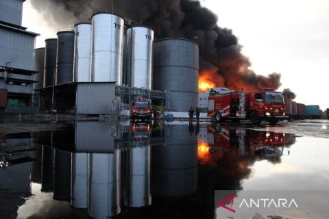 Kebakaran hebat landa pabrik minyak goreng di Medan, petugas kerahkan 15 mobil damkar