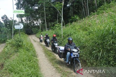 Jalur alternatif pesepeda motor pascapenutupan total jalan penghubung Jawa-Bali via Gunung Gumitir Jember-Banyuwangi