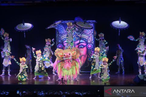 Pementasan tari kontemporer cipta rwa loka pada festival seni Bali