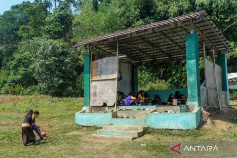 Melihat lebih dekat proses belajar mengajar di sekolah madrasah yang rusak di pelosok Lebak