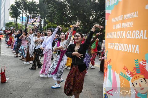 Flash mob wanita berkebaya memperingati Hari Kebaya Nasional