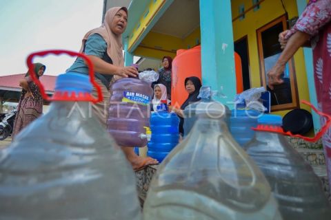 Pembagian air bersih dampak kekeringan di Limapuluh kota