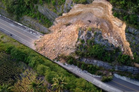 Tanah dan batuan kapur longsor tutupi jalan Gorontalo Outer Ring Road