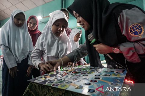 Dishub Solo ajak siswa tunanetra bermain ular tangga edukasi lalu lintas
