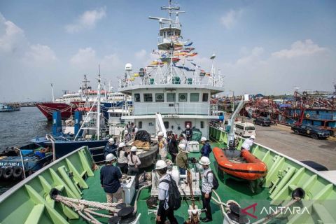 Melihat bagian dalam kapal riset kelautan dan perikanan KM Madidihang 03