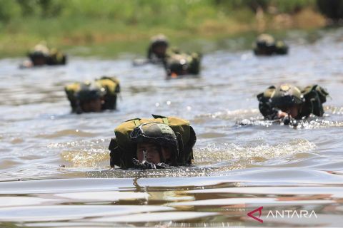 Beginilah latihan renang taktis dan penyeberangan sungai TNI di Aceh